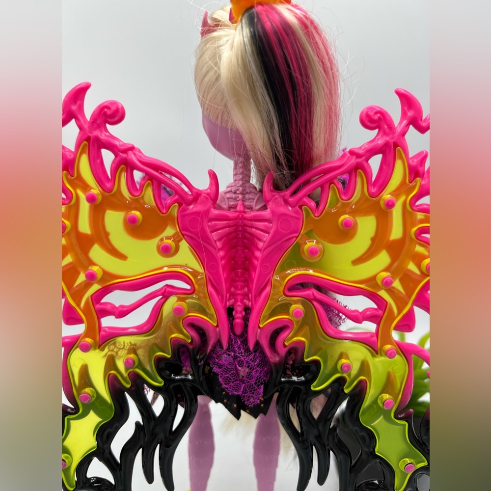 Monster High BONITA FEMUR Freaky Fusion Hybrid of Skelton & Moth Discontinued - Picture 6 of 15